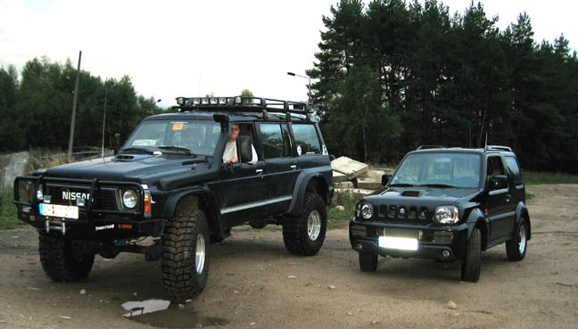 Thorsten&acute;s Patrol mit SnakeRacing 8" + 37" Reifen neben original Jimny
