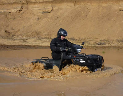 Edgar testet die neuen Reifen an seiner KingQuad